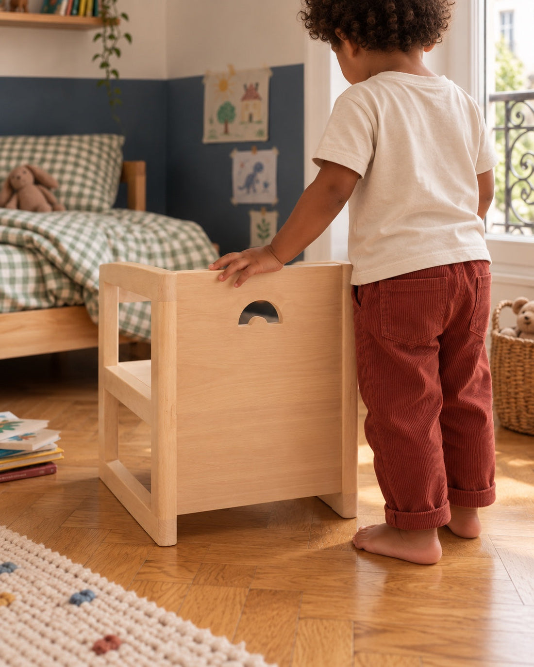 La petite main d’un enfant sur la poignée du dossier.