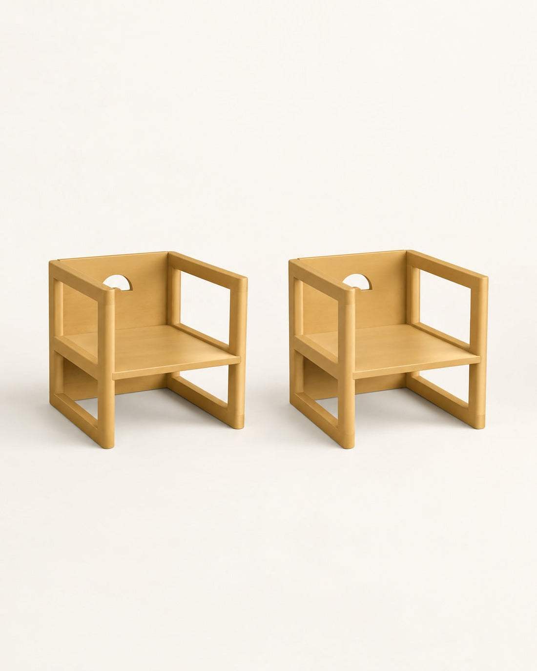 Les deux chaises, finition ocre.