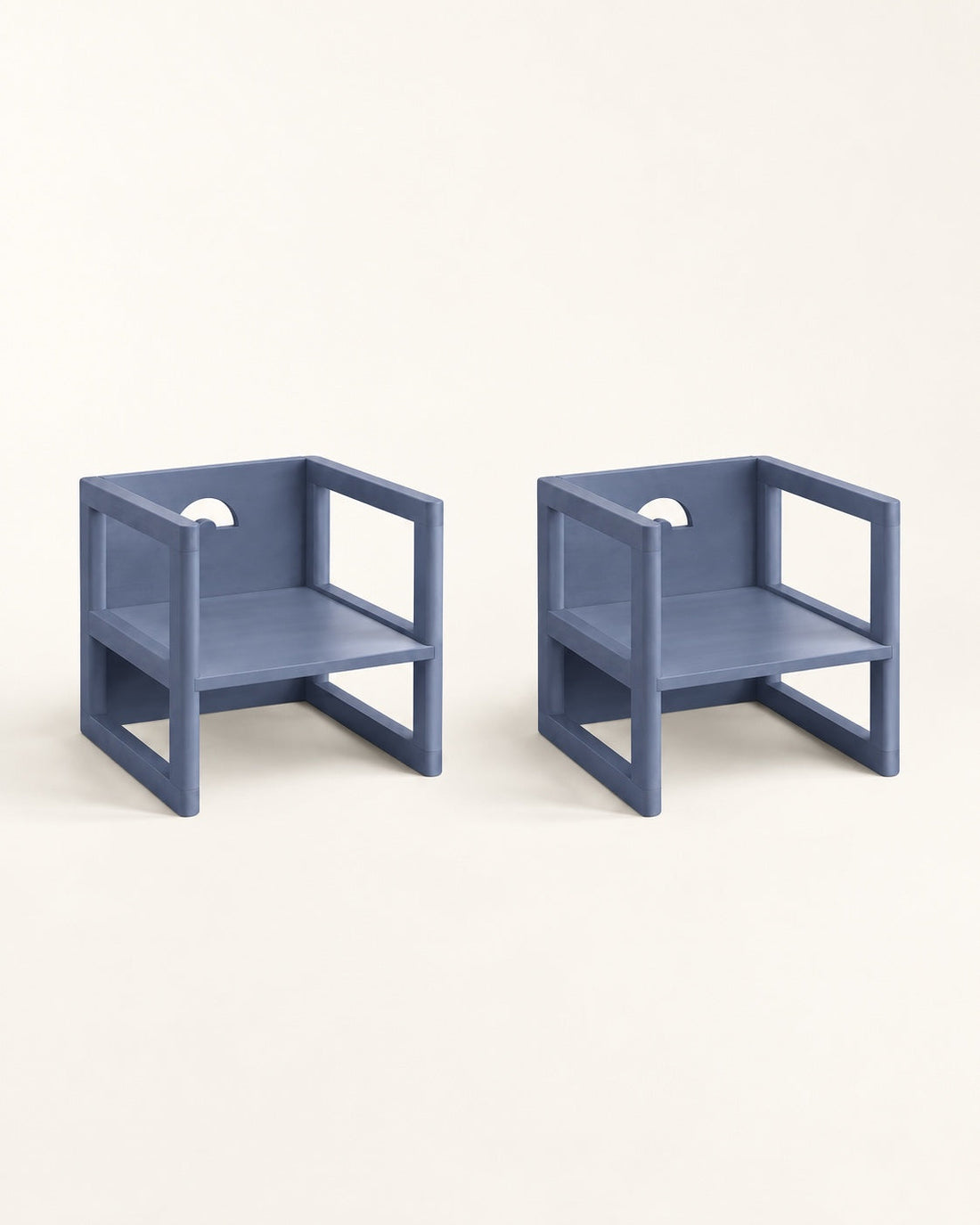 Les deux chaises, finition bleu ardoise.