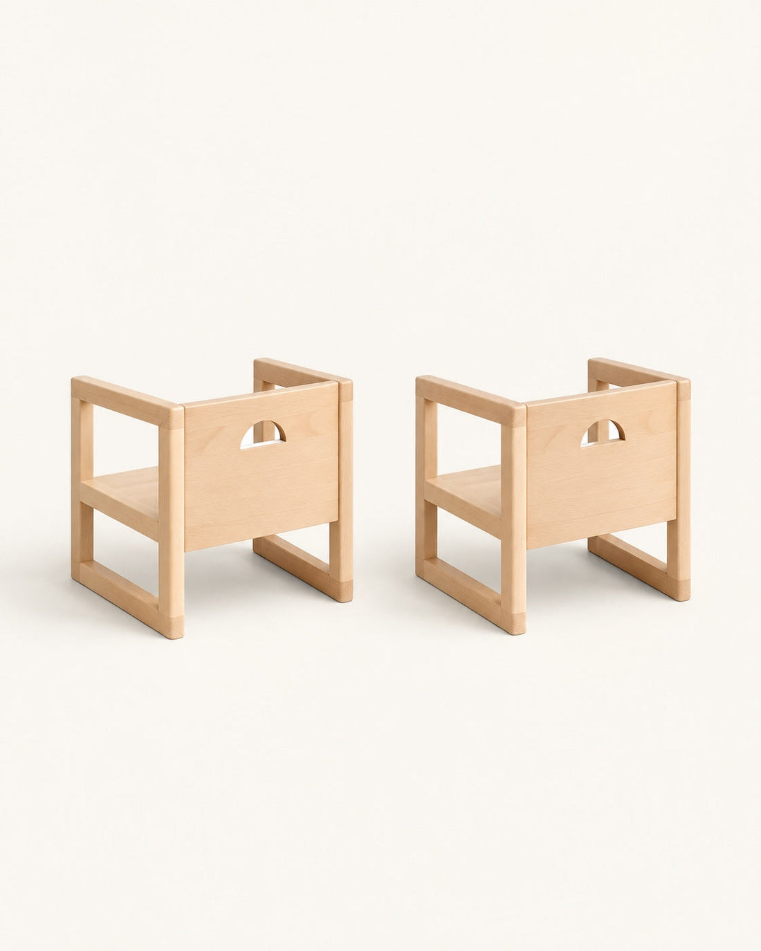 Les deux chaises naturelles vues de dos.
