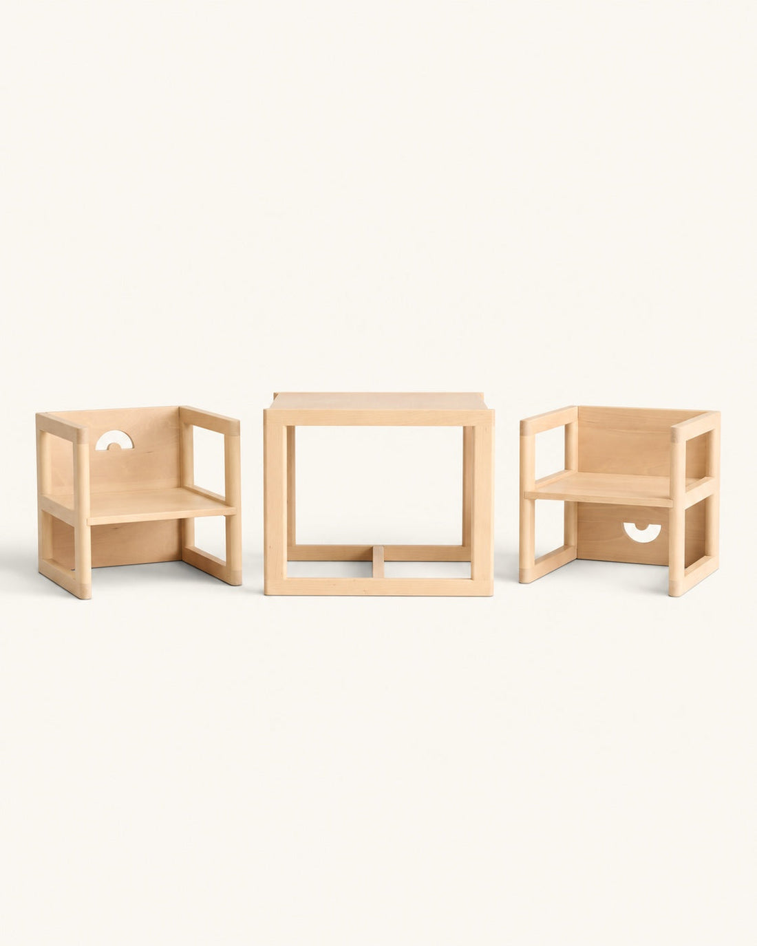 La petite table et deux chaises en hêtre naturel.