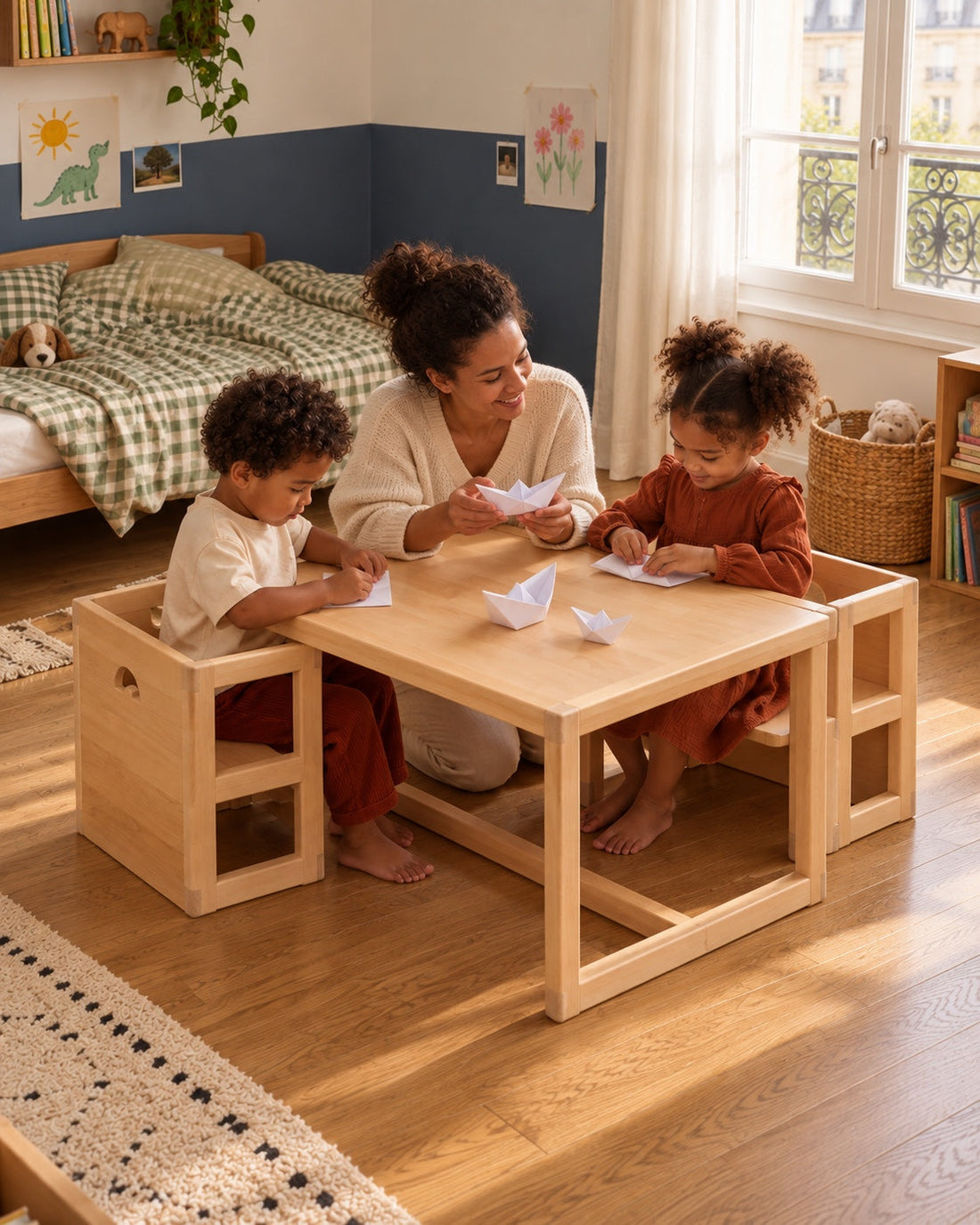 Un moment créatif avec maman autour de la table.