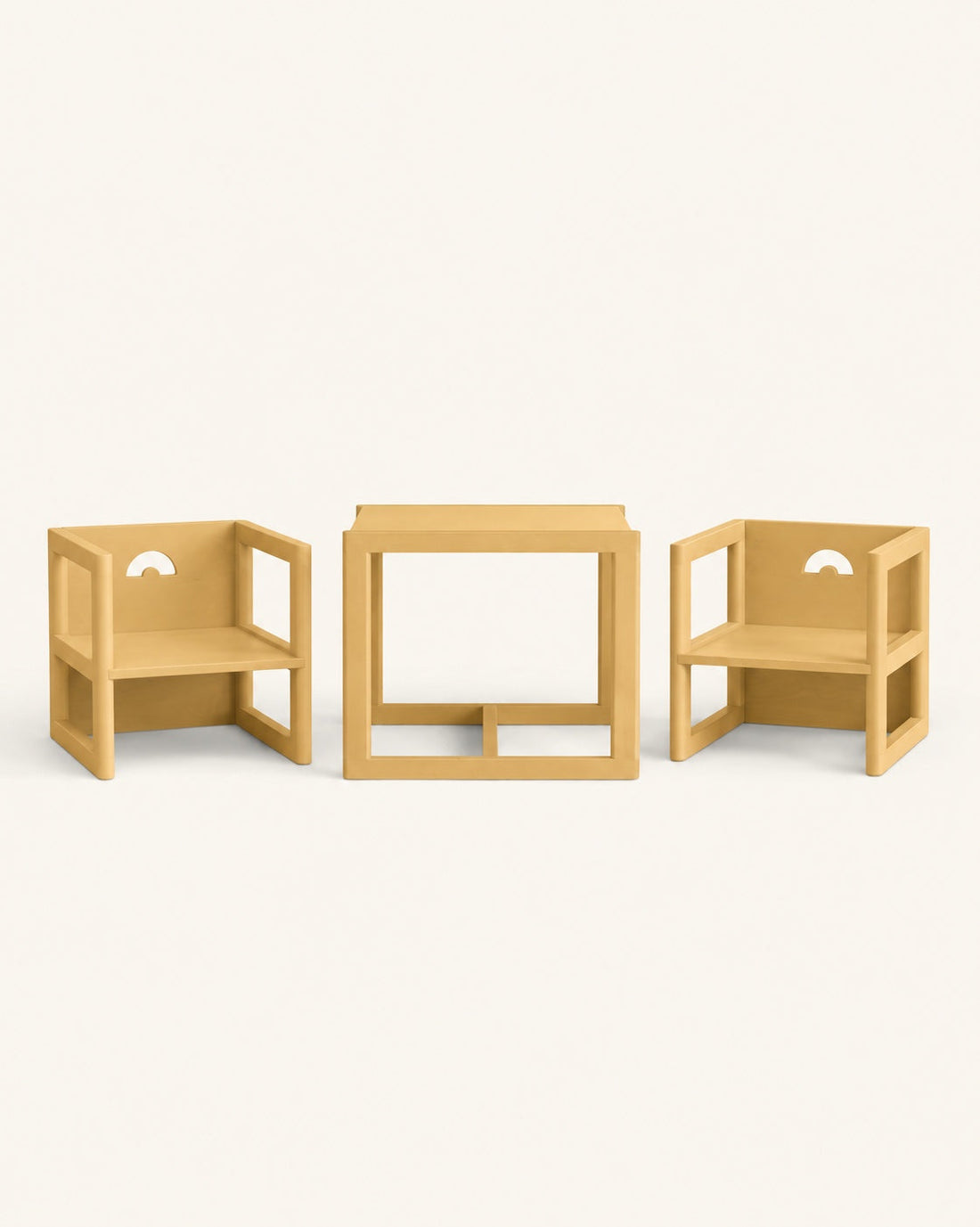 La petite table et deux chaises, finition ocre.