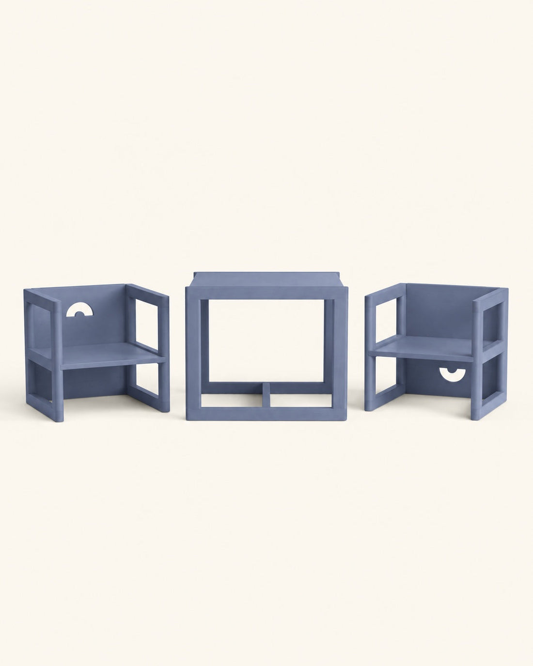 La petite table et deux chaises, finition bleu ardoise.