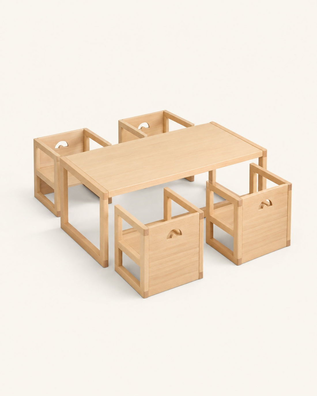 La grande table et ses quatre chaises.