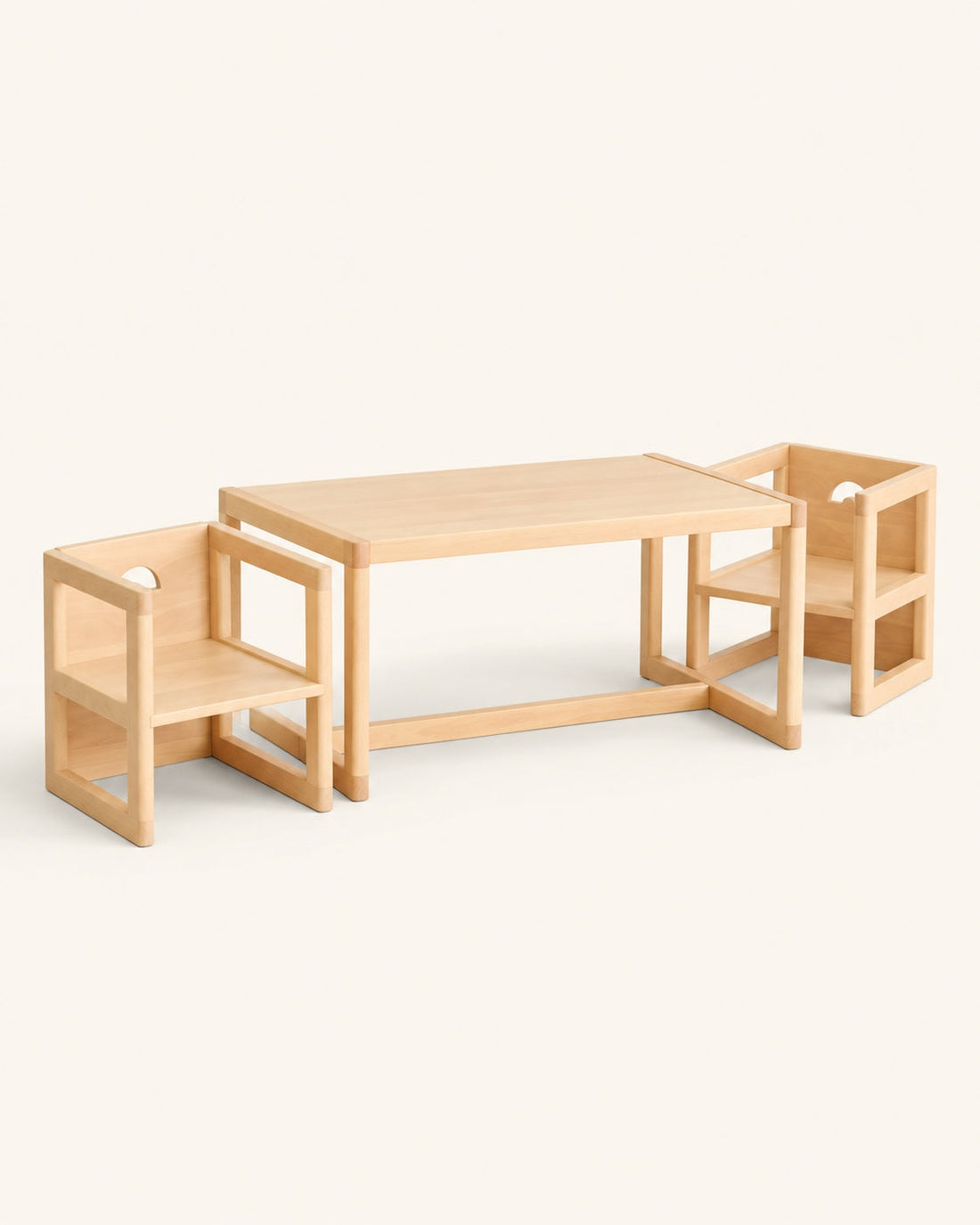 La grande table avec deux chaises.