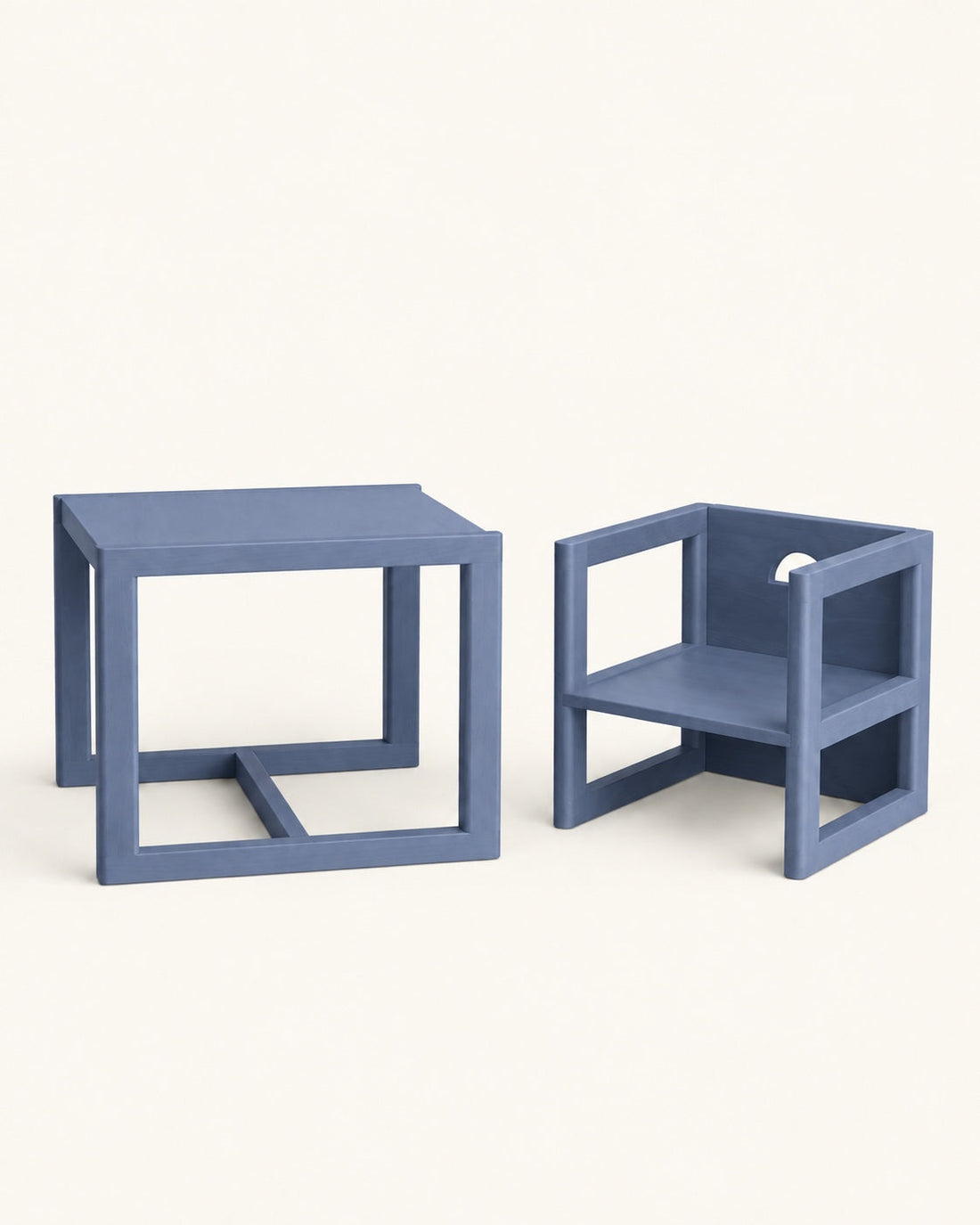 La petite table avec une chaise, finition bleu ardoise.