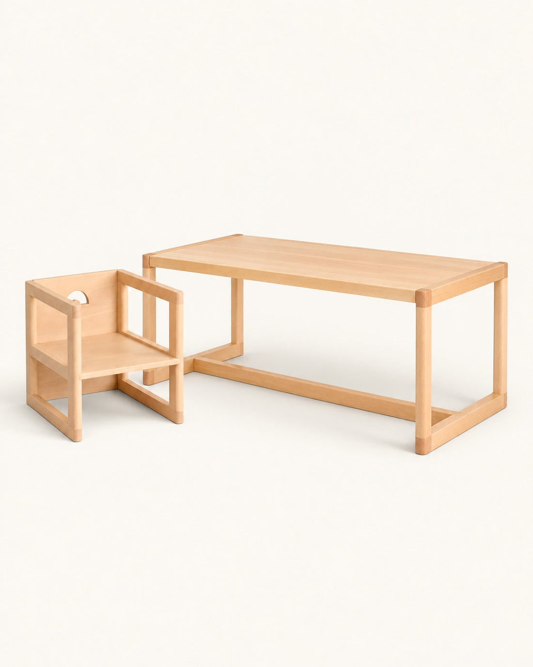 La grande table avec une chaise en hêtre naturel.