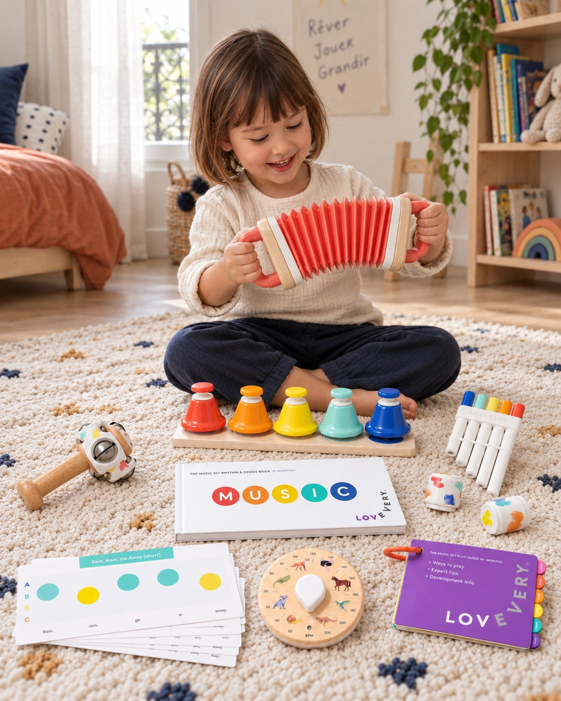 Un enfant découvre le petit accordéon.