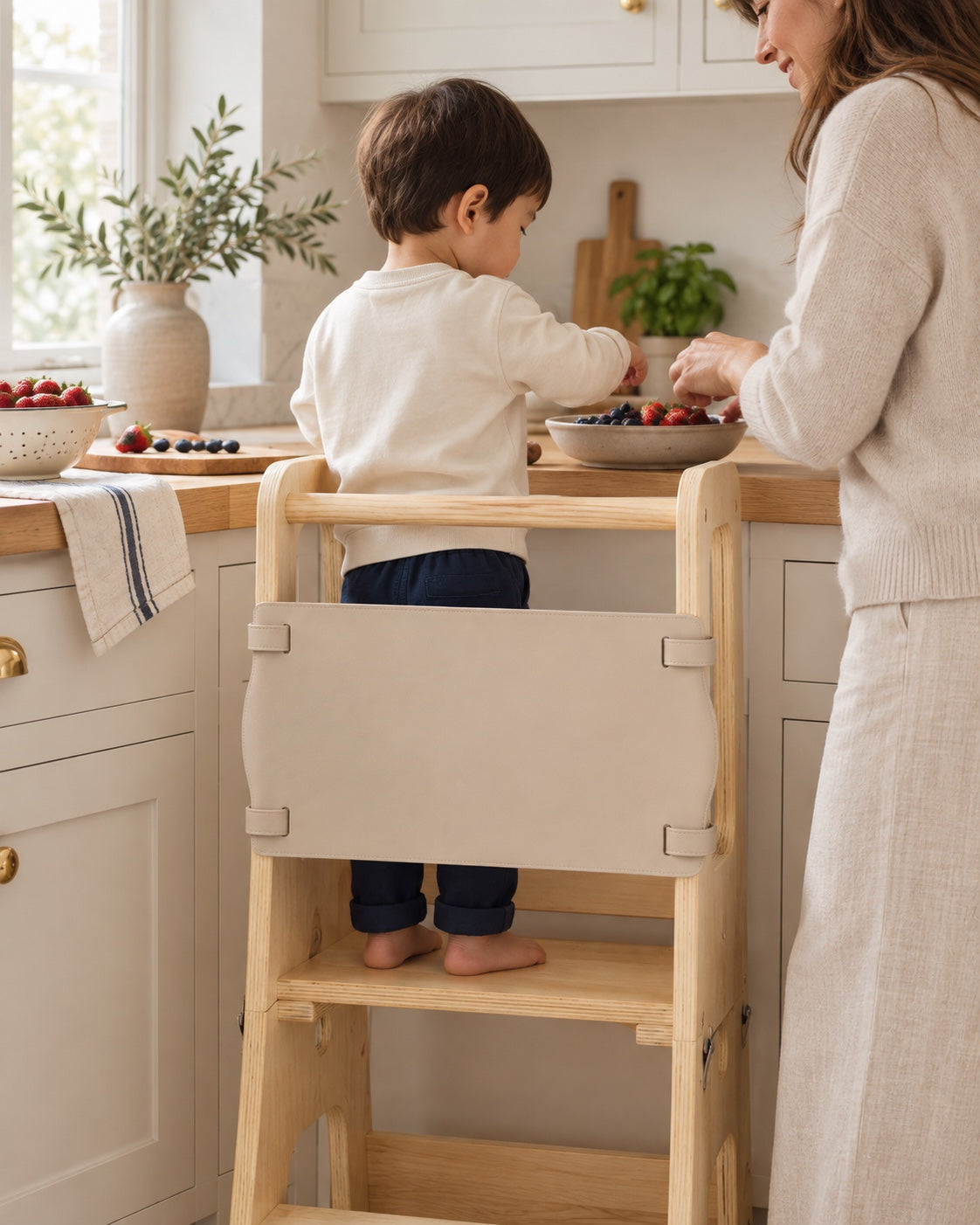 Un enfant sur la tour équipée du panneau beige.