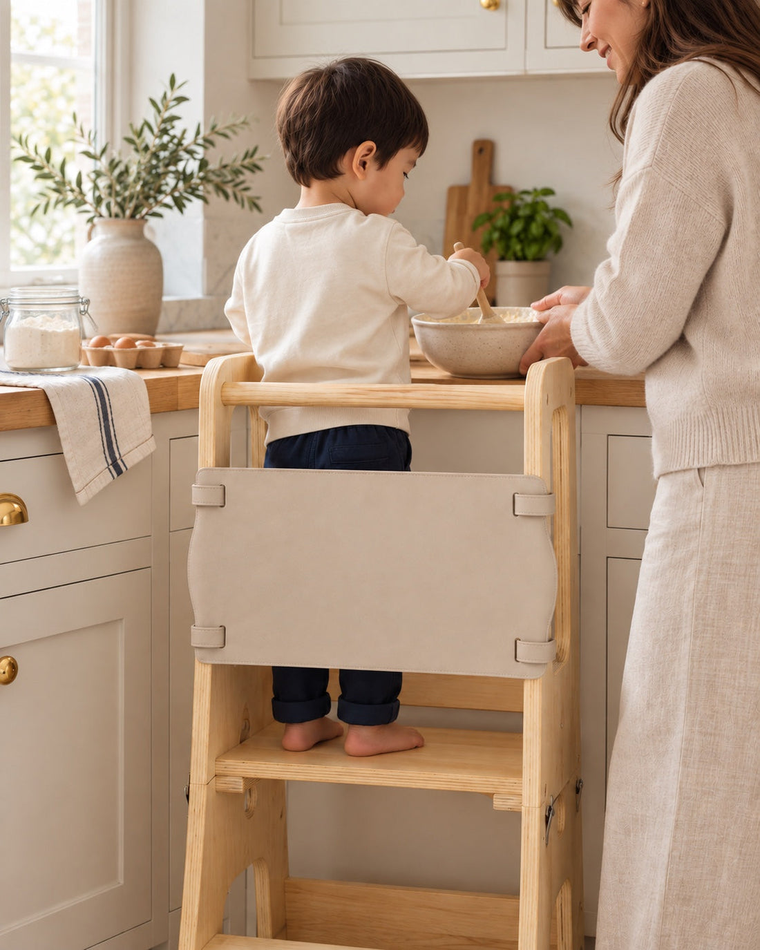 Un enfant mélange une pâte, avec son parent.