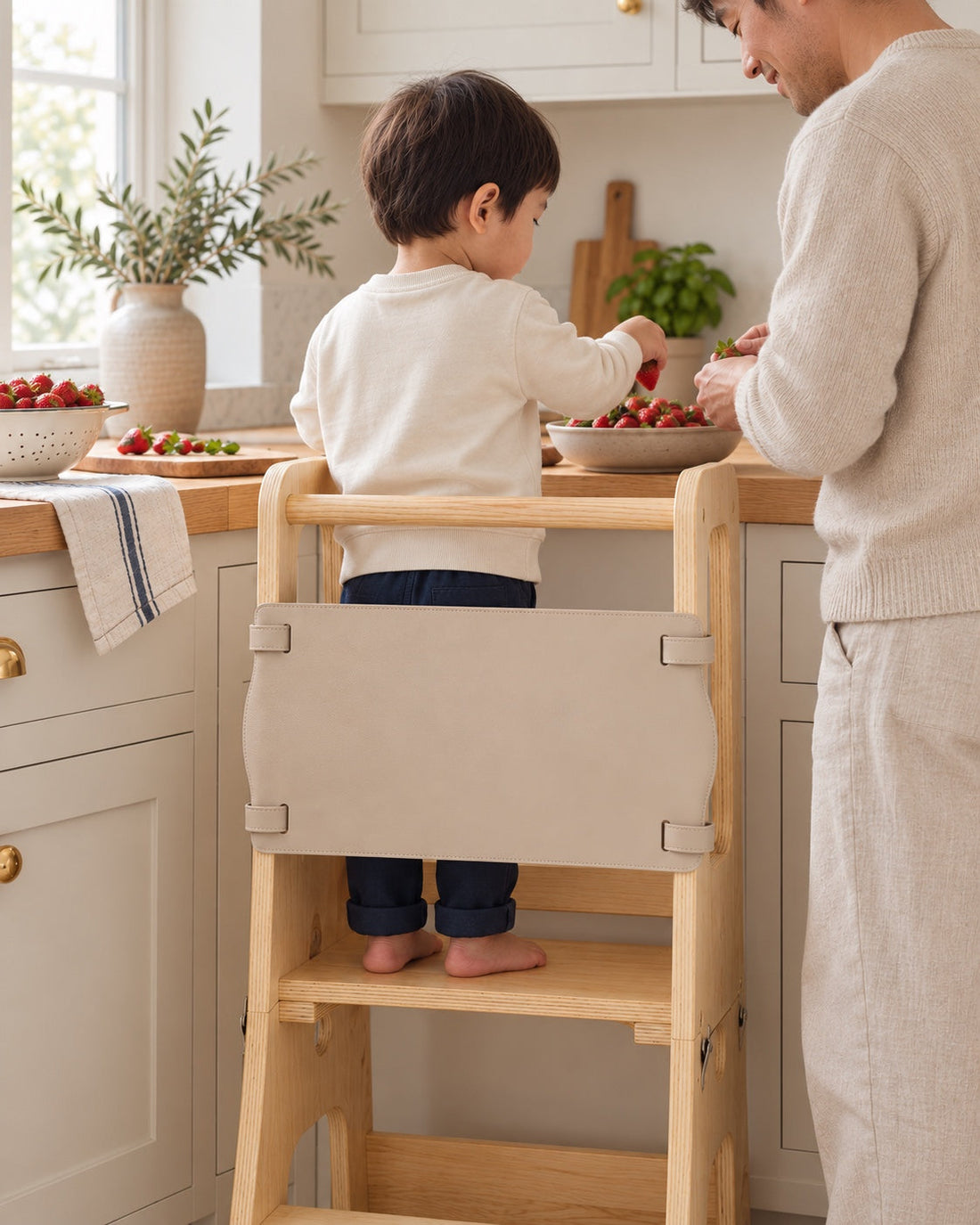 Un goûter préparé avec papa sur la tour équipée.