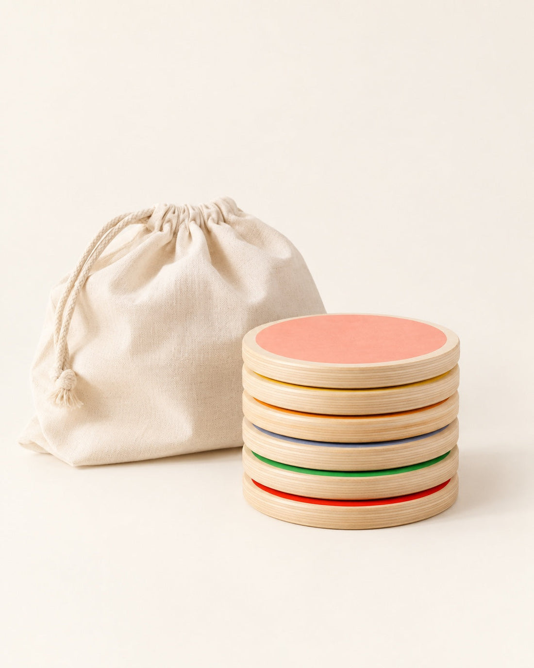 Tout tient ensemble. Les six pas japonais empilés, avec leur sac en coton.