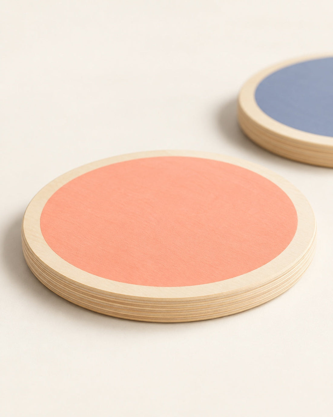 Le détail du bouleau. La surface colorée, le bord arrondi et les plis du bois.
