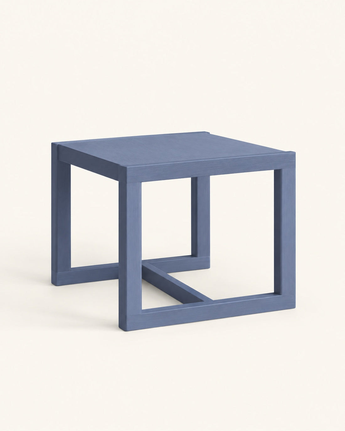La table, finition bleu ardoise.