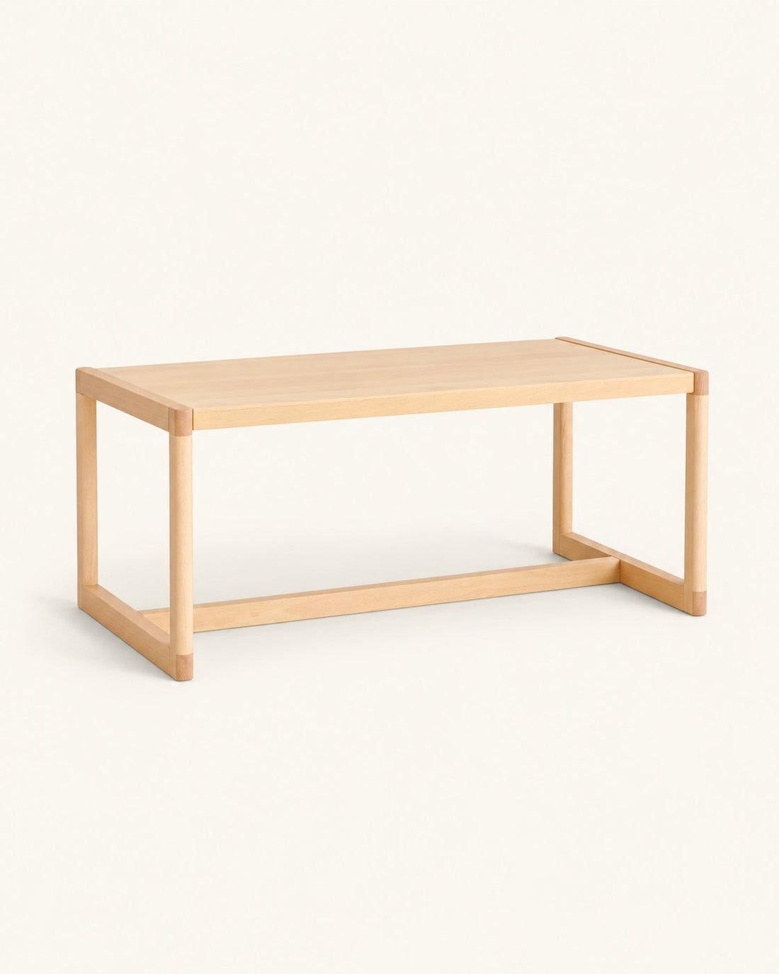 La grande table en hêtre naturel.