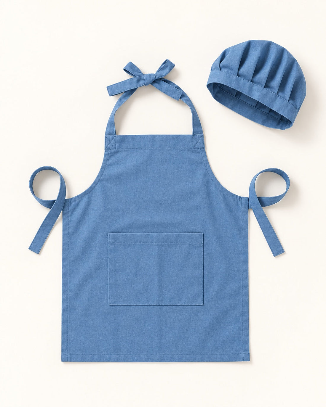 Le tablier et la toque bleu ciel.